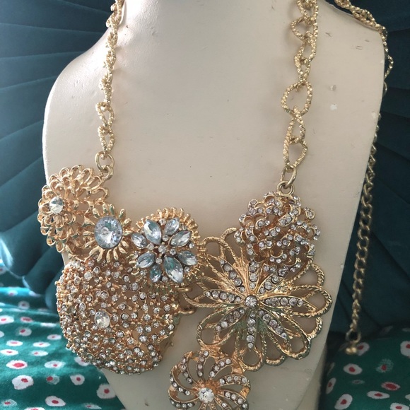 Stunning gold statement necklace - Picture 3 of 3